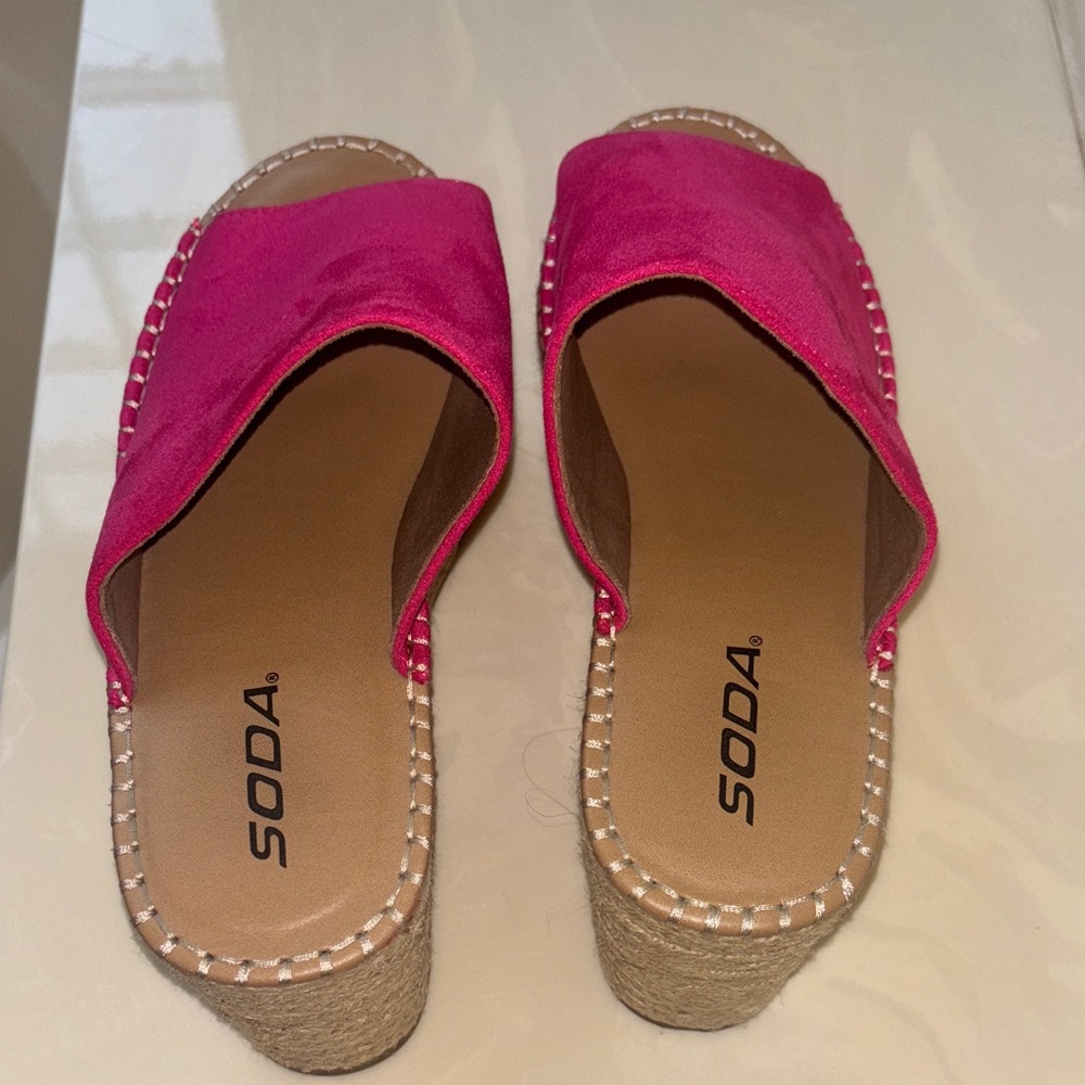 Soda Fuchsia Platform Slide Sandals - Picture 4 of 6